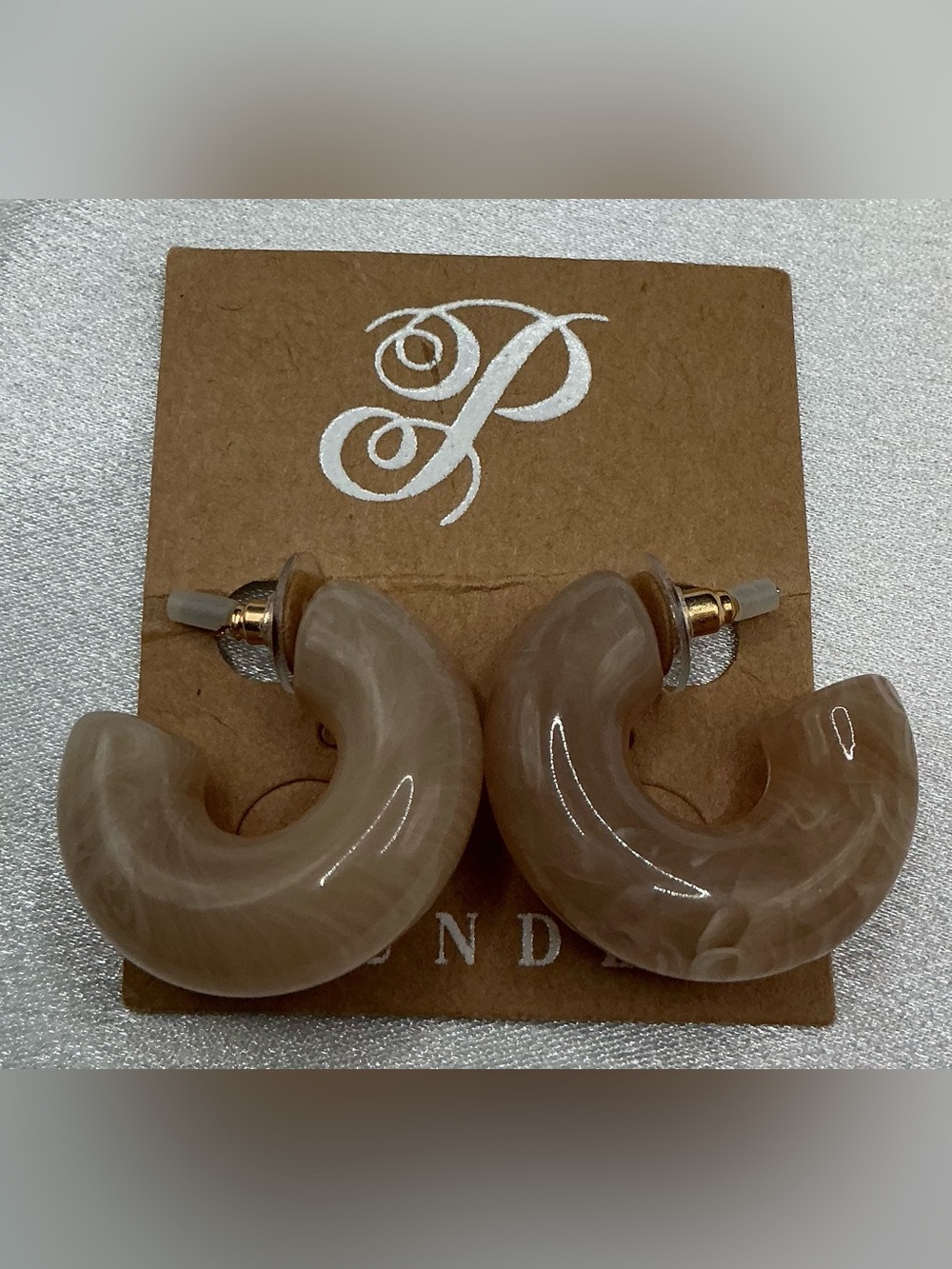 PLUNDER MARBLED RESIN NEUTRAL TONE CHUNKY THICK HOOP EARRINGS NWT